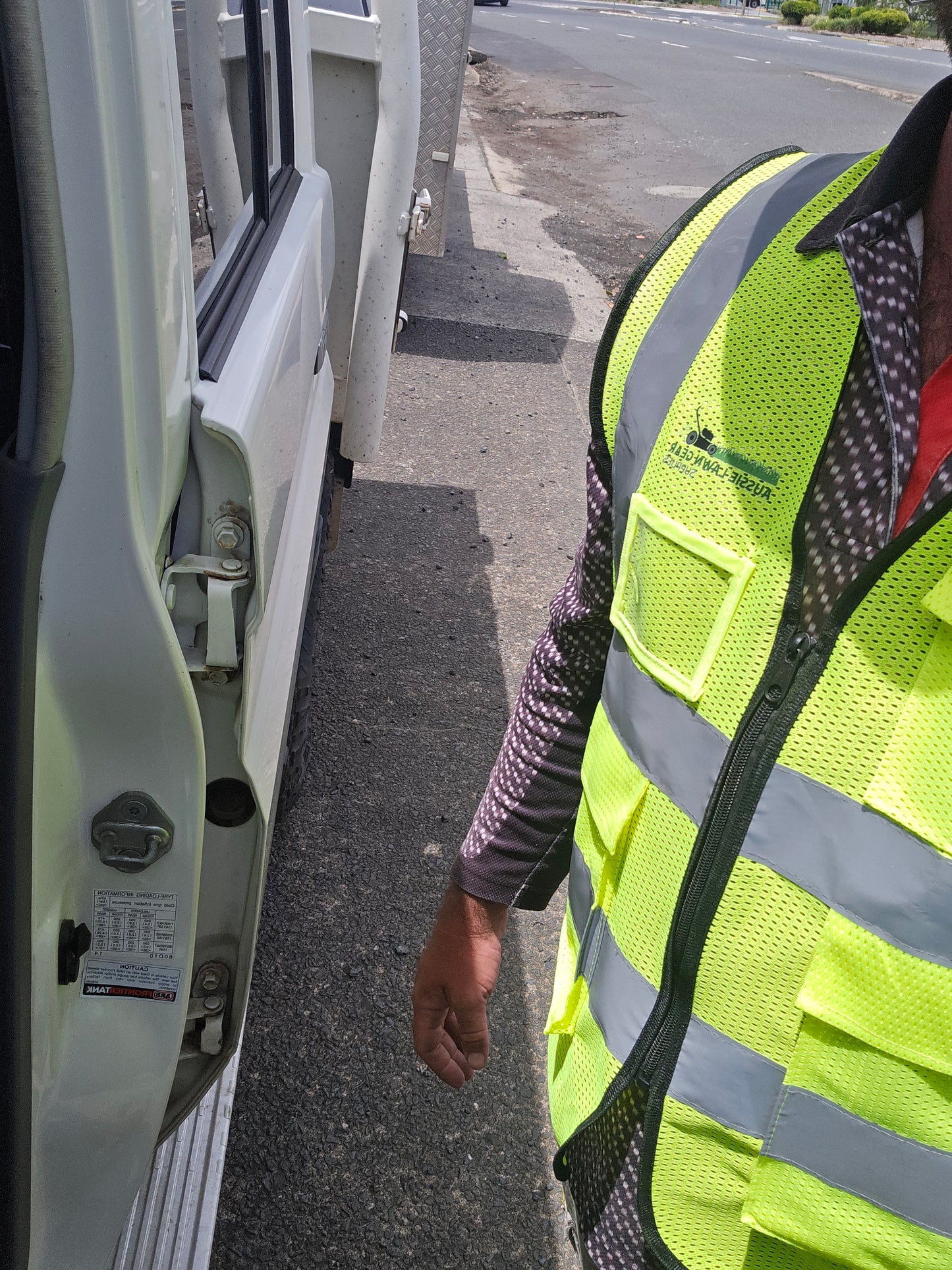 HIGH VIS Safety Vest High Visibility ZipUp Workwear Waistcoat Pockets Night Yellow